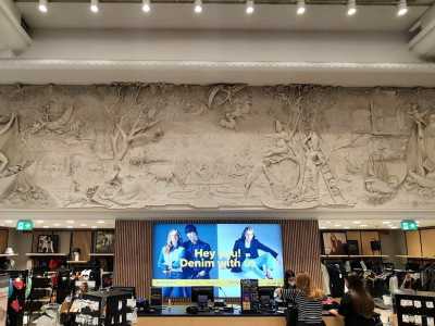 Bari, il bassorilievo di Barbieri nel grande magazzino